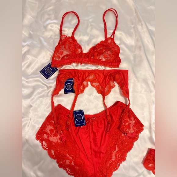 La Perla Vintage Fiery Red Lace Bra Set four pieces . - Picture 7 of 14